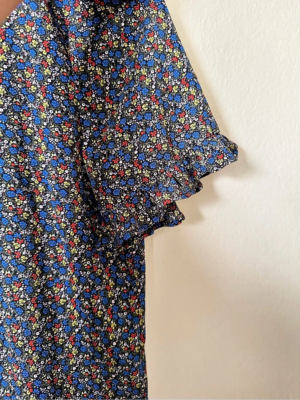 CeCe Floral Ruffle Sleeve - Picture 5 of 6
